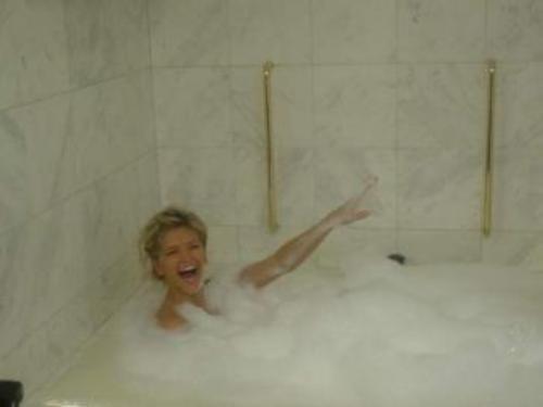 Наташа купается в ванне