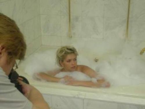 Мужик зашел в ванну к двум блондинкам