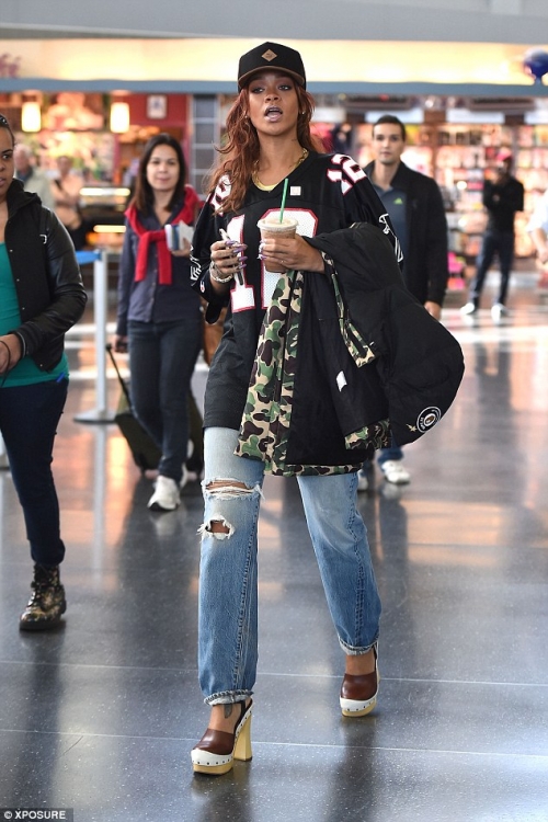 Bijzettafeltje bidden metaal Rihanna beams touches down in New York wearing camouflage coat