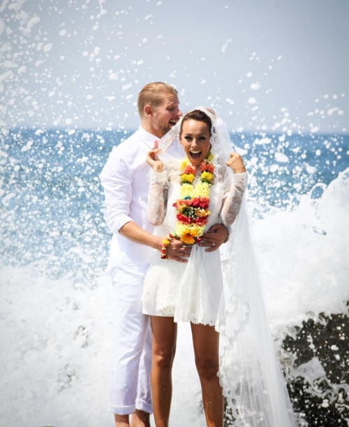 Украинская эстрадная певица вышла замуж в купальнике в Лос-Анджелесе