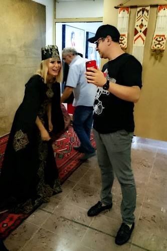 Гарик Мартиросян с женой приняли участие в фотосессии в национальных армянских костюмах