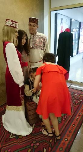 Гарик Мартиросян с женой приняли участие в фотосессии в национальных армянских костюмах