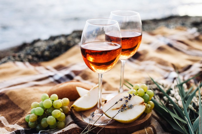 two-glasses-of-wine-and-summer-fruits-on-the-beach-royalty-free-image-1635272439.jpg (106 KB)