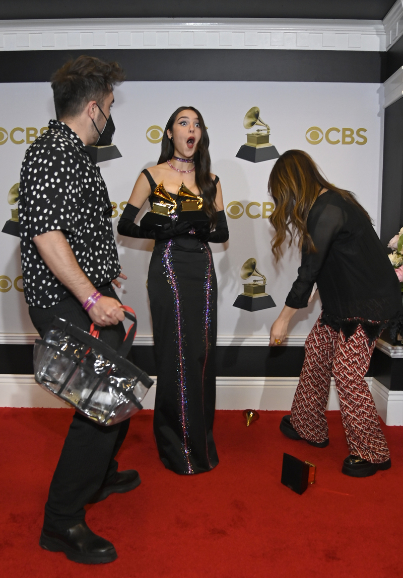 Olivia Rodrigo drops and breaks one of her Grammy awards