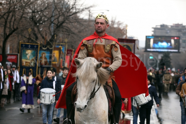 Surp Sarkis, Erivan’da atıyla dolaştı-Gençler ve sevgi bayramı (Foto/video)