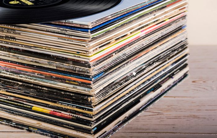 vinyl-outsells-cds.jpg (93 KB)